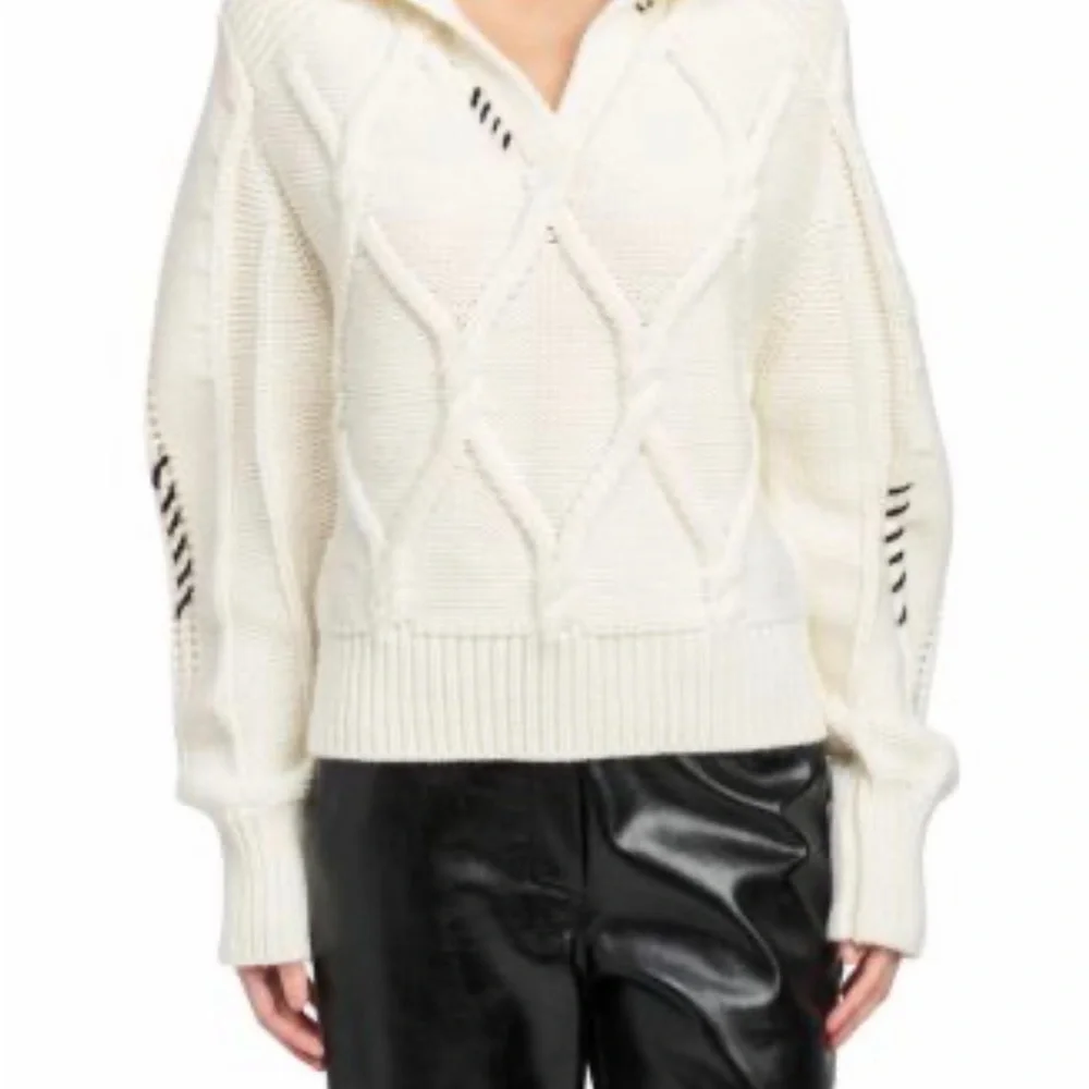 En Saison’s Lena sweater is crafted of a luxurious knit. Size ads would fit S/M